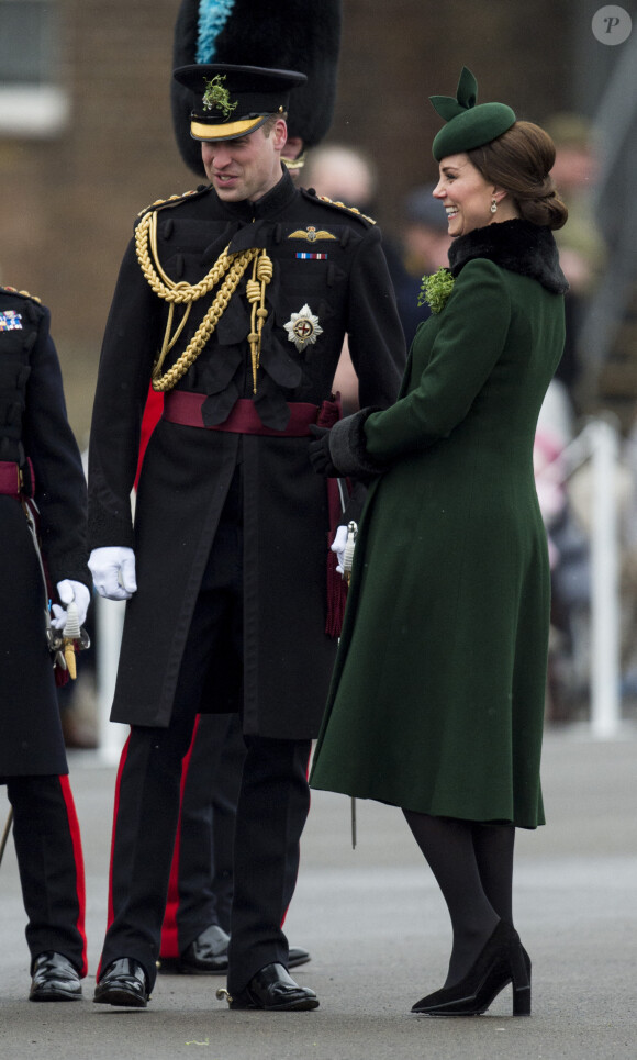 Le prince William, duc de Cambridge, colonel des Gardes irlandais et Catherine (Kate) Middleton, duchesse de Cambridge, enceinte, lors de la parade de la Saint Patrick à Houslow en présence du premier bataillon des gardes irlandais le 17 mars 2018.