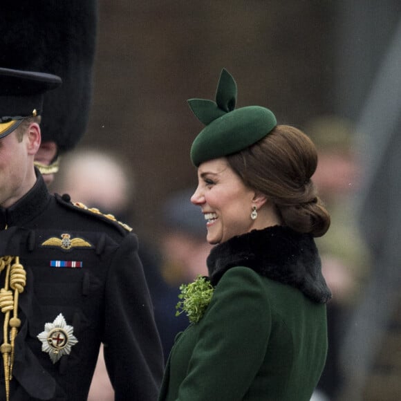 Le prince William, duc de Cambridge, colonel des Gardes irlandais et Catherine (Kate) Middleton, duchesse de Cambridge, enceinte, lors de la parade de la Saint Patrick à Houslow en présence du premier bataillon des gardes irlandais le 17 mars 2018.