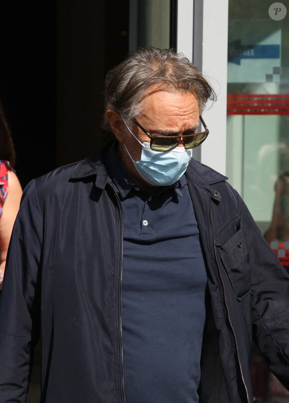 Exclusif - Richard Berry, masqué à la sortie des studios RTL à Neuilly-sur-Seine le 21 septembre 2020.