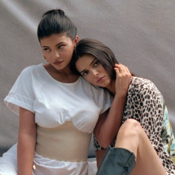 Les soeurs Kendall et Kylie Jenner posent ensemble pour la nouvelle campagne été 2019 de leur marque KENDALL + KYLIE