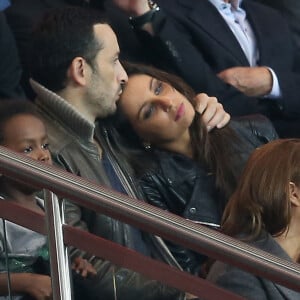 Michaël Cohen, son fils Surifel (qu'il a adopté en 2010 avec Emmanuelle Béart) et sa compagne Malika Ménard dans les tribunes du parc des princes pour assister au match de football PSG-Toulouse (victoire 5 à 0 du PSG) le 7 novembre 2015