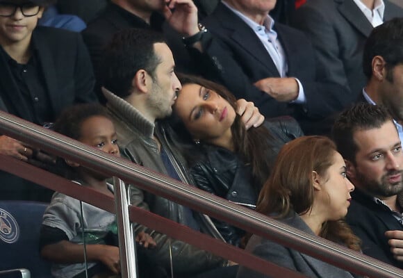 Michaël Cohen, son fils Surifel (qu'il a adopté en 2010 avec Emmanuelle Béart) et sa compagne Malika Ménard dans les tribunes du parc des princes pour assister au match de football PSG-Toulouse (victoire 5 à 0 du PSG) le 7 novembre 2015