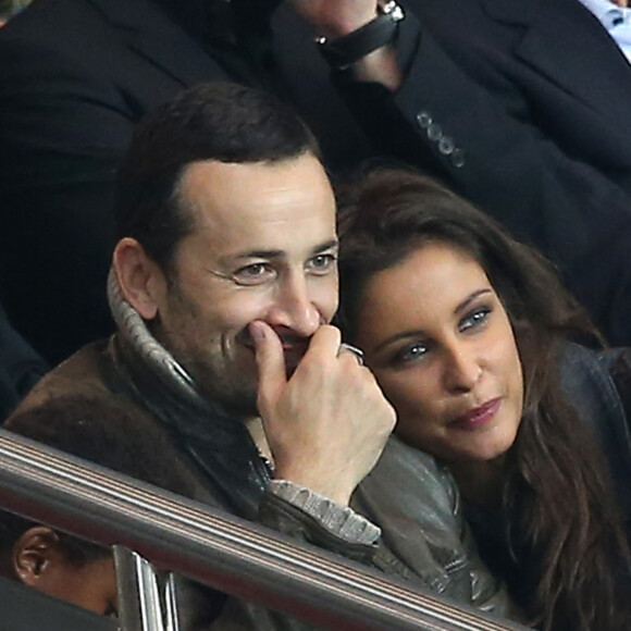 Michaël Cohen, son fils Surifel (qu'il a adopté en 2010 avec Emmanuelle Béart) et sa compagne Malika Ménard dans les tribunes du parc des princes pour assister au match de football PSG-Toulouse (victoire 5 à 0 du PSG) le 7 novembre 2015