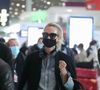 Exclusif - Laeticia Hallyday est à l'aéroport de Roissy-Charles-de-Gaulle pour prendre un vol à destination de Los Angeles. Après un voyage éclair à Paris pour des rendez-vous importants, elle rentre à Los Angeles pour arriver à temps pour fêter son anniversaire le lendemain. Elle est accompagnée de Carl, son chauffeur.