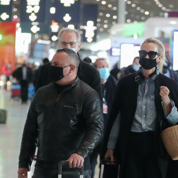 Exclusif - Laeticia Hallyday est à l'aéroport de Roissy-Charles-de-Gaulle pour prendre un vol à destination de Los Angeles. Après un voyage éclair à Paris pour des rendez-vous importants, elle rentre à Los Angeles pour arriver à temps pour fêter son anniversaire le lendemain (18 mars). Elle est accompagnée de Carl, son chauffeur. Paris, le 17 mars 2021.