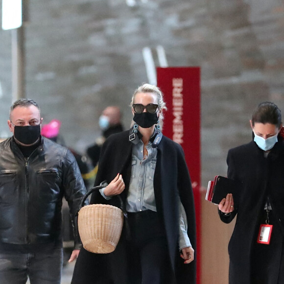 Exclusif - Laeticia Hallyday est à l'aéroport de Roissy-Charles-de-Gaulle pour prendre un vol à destination de Los Angeles. Après un voyage éclair à Paris pour des rendez-vous importants, elle rentre à Los Angeles pour arriver à temps pour fêter son anniversaire le lendemain (18 mars). Elle est accompagnée de Carl, son chauffeur. Paris, le 17 mars 2021.