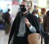 Exclusif - Laeticia Hallyday est à l'aéroport de Roissy-Charles-de-Gaulle pour prendre un vol à destination de Los Angeles. Après un voyage éclair à Paris pour des rendez-vous importants, elle rentre à Los Angeles pour arriver à temps pour fêter son anniversaire le lendemain (18 mars). Elle est accompagnée de Carl, son chauffeur. Paris, le 17 mars 2021.