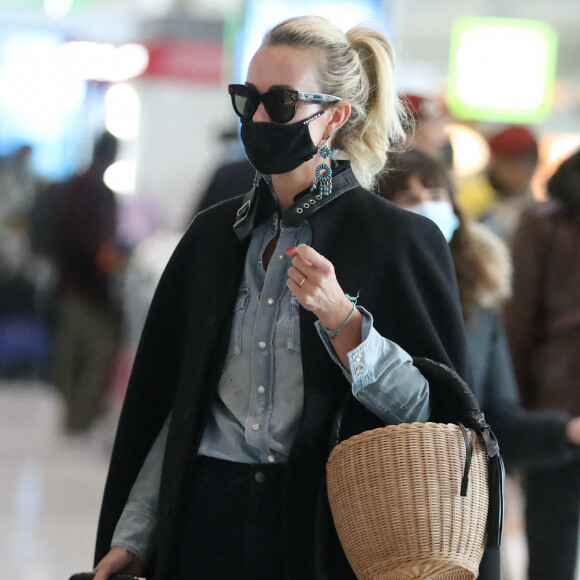 Exclusif - Laeticia Hallyday est à l'aéroport de Roissy-Charles-de-Gaulle pour prendre un vol à destination de Los Angeles. Après un voyage éclair à Paris pour des rendez-vous importants, elle rentre à Los Angeles pour arriver à temps pour fêter son anniversaire le lendemain (18 mars). Elle est accompagnée de Carl, son chauffeur. Paris, le 17 mars 2021.