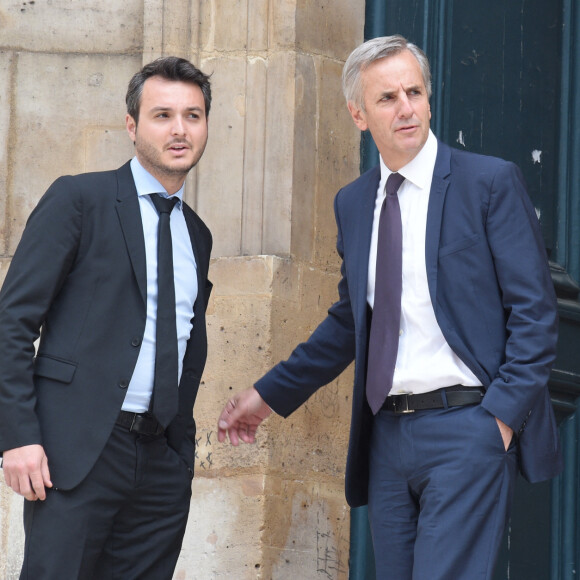 Bernard de La Villardière - Sortie des obsèques de Pierre Bellemare en l'église Saint-Roch de Paris. Le 31 mai 2018.