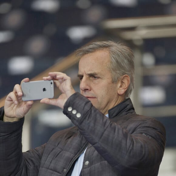 Bernard de La Villardière - People au match PSG-Marseille au Parc des Princes à Paris. Le 4 octobre 2015.