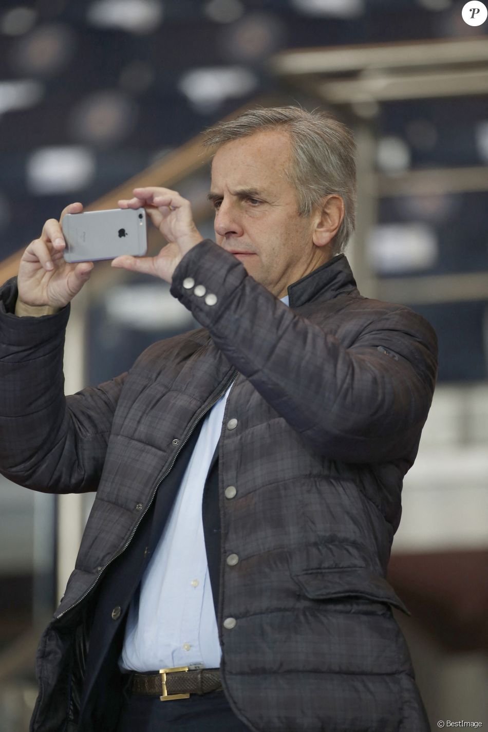 Bernard de La Villardière - People au match PSG-Marseille au Parc des Princes à Paris. Le 4 octobre 2015.