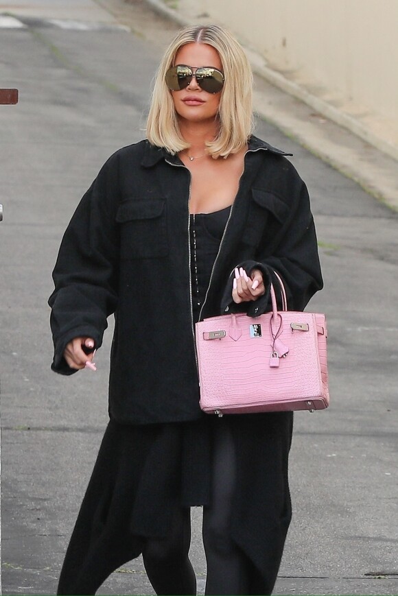 Exclusif - Khloe Kardashian à la sortie d'un studio d'enregistrement en total look noir et avec un sac Kelly Hermès en croco rose dans le quartier de Calabasas à Los Angeles, le 11 mars 2020