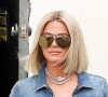Exclusif - Khloe Kardashian porte une combinaison en jean et un sac Hermès rose à la sortie d'un studio d'enregistrement dans le quartier de Woodland Hills à Los Angeles, le 27 février 2020