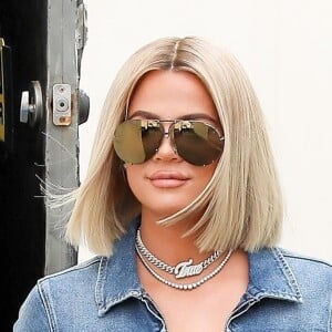Exclusif - Khloe Kardashian porte une combinaison en jean et un sac Hermès rose à la sortie d'un studio d'enregistrement dans le quartier de Woodland Hills à Los Angeles, le 27 février 2020