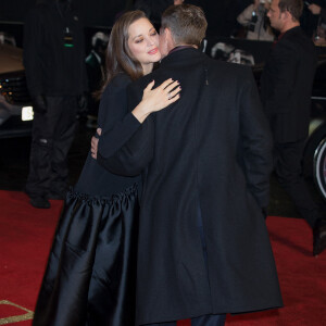 Brad Pitt et Marion Cotillard (habillée en Stella Mc Cartney) enceinte à la première de 'Alliés' ('Allied') aux cinémas Odeon à Leicester Square à Londres, le 21 novembre 2016 