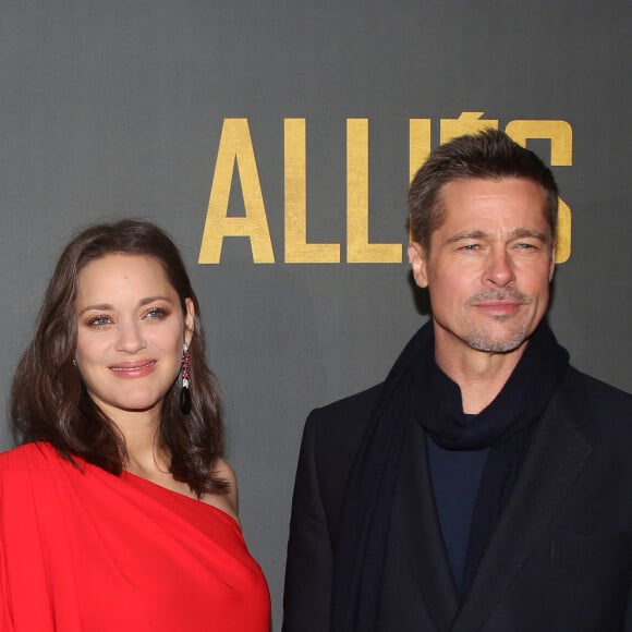 Brad Pitt et Marion Cotillard (robe Dior) enceinte - Avant-première du film "Alliés" au cinéma UGC Normandie à Paris, le 20 novembre 2016. © Denis Guignebourg/Bestimage 