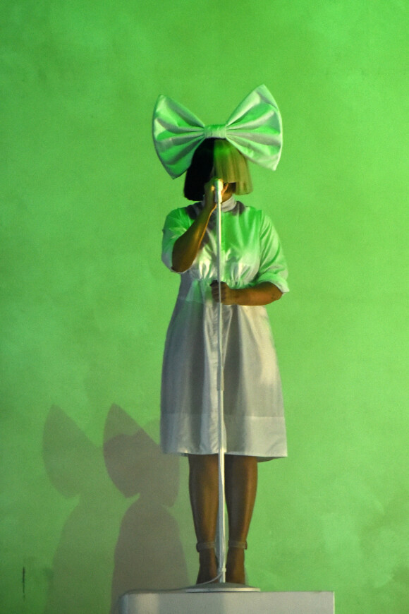 La chanteuse Sia en concert au stade Allianz à Sydney, Australie, le 2 décembre 2017. 