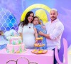 Julia Paredes enceinte aux côtés de son mari Maxime et leur fille Luna, le 6 mars 2021