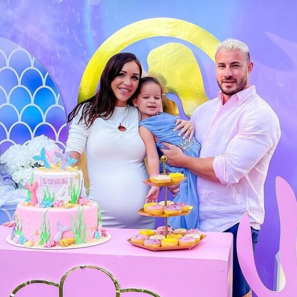 Julia Paredes enceinte aux côtés de son mari Maxime et leur fille Luna, le 6 mars 2021