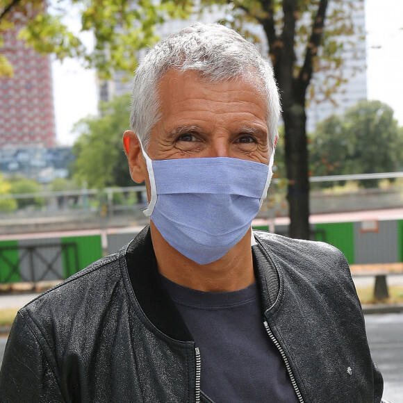 L'animateur producteur Nagui passe devant les studios de Radio France à Paris le 26 août 2020. © Panoramic / Bestimage