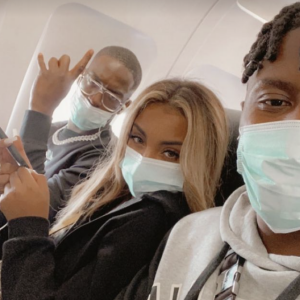 Feuneu, Wejdene et Khalilou dans l'avion direction la Grèce pour les vacances.