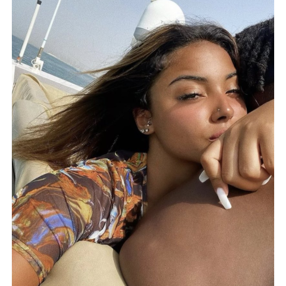 Wejdene et son mystérieux amoureux dont le visage est caché, à Dubaï en mars 2021.