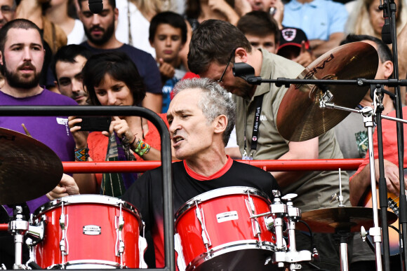 Le commentateur sportif Christian Jeanpierre à la batterie - Les champions du monde de 98 ont défié les rugbymen du Stade toulousain lors d'une rencontre caritative pour l'association de Pascal Olmeta "Un sourire, un espoir pour la vie" sur la pelouse du stade Ernest Wallon à Toulouse, France, le 10 juillet 2017. © Agence/Bestimage