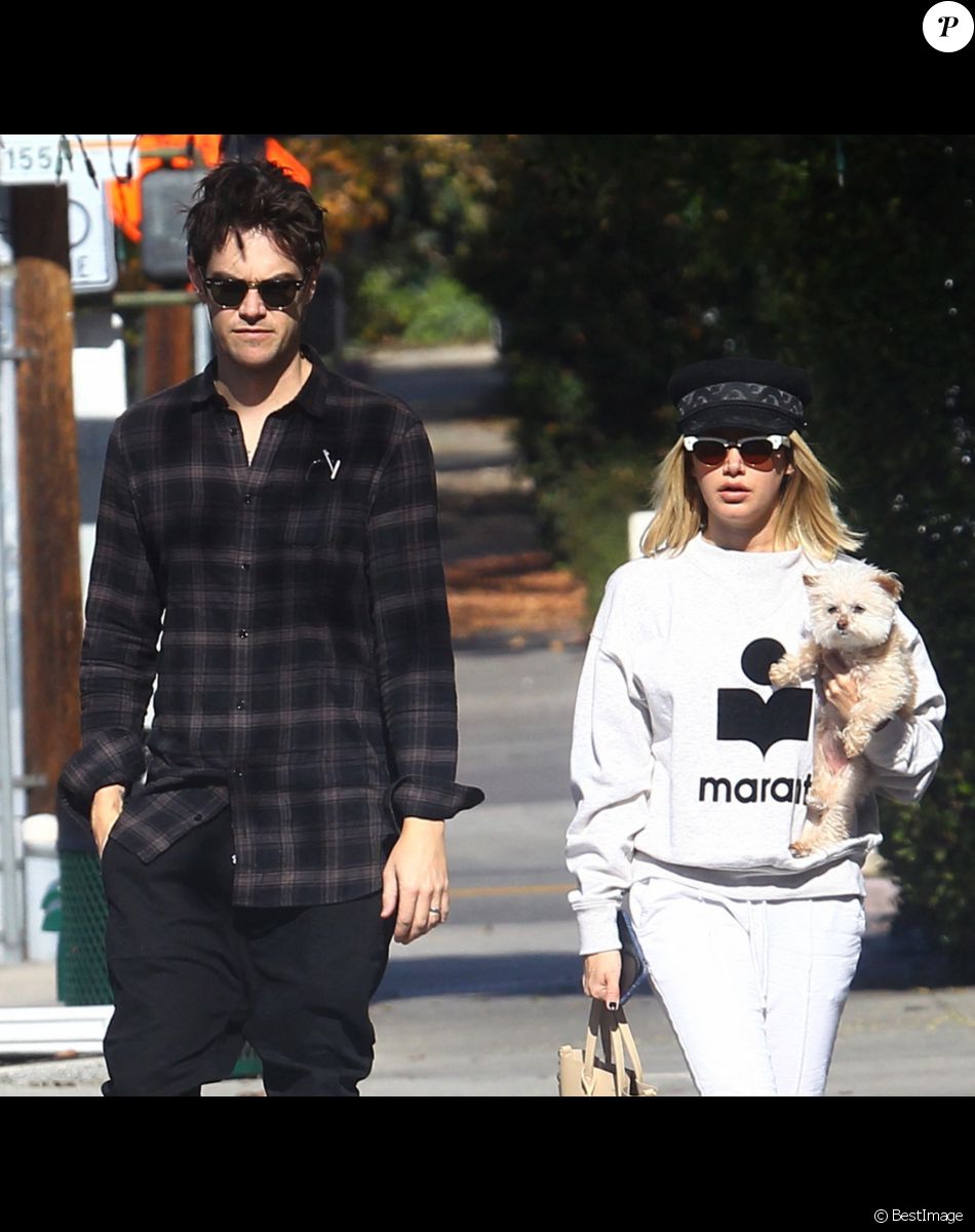Exclusif - Ashley Tisdale et son mari Christopher French en balade à Los Feliz avec le chien le 3 janvier 2019.