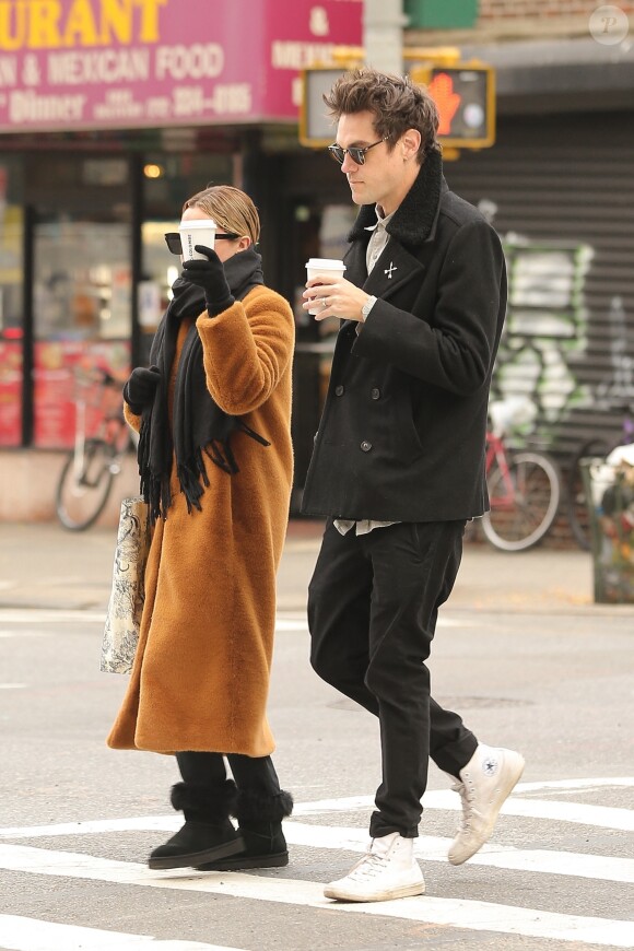 Exclusif - Ashley Tisdale et son mari Christopher French se baladent un café à la main dans les rues de New York, le 21 novembre 2018