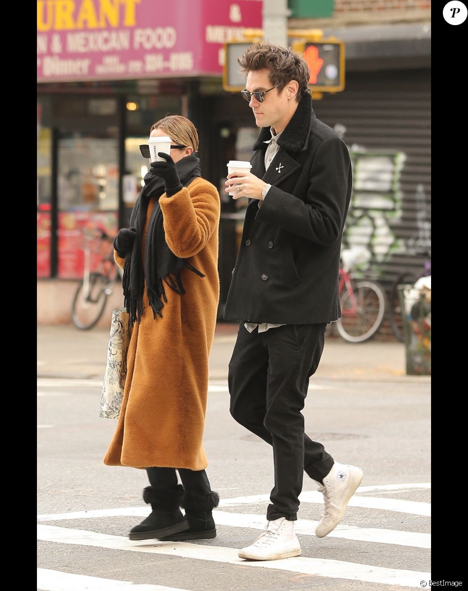 Exclusif - Ashley Tisdale et son mari Christopher French se baladent un café à la main dans les rues de New York, le 21 novembre 2018
