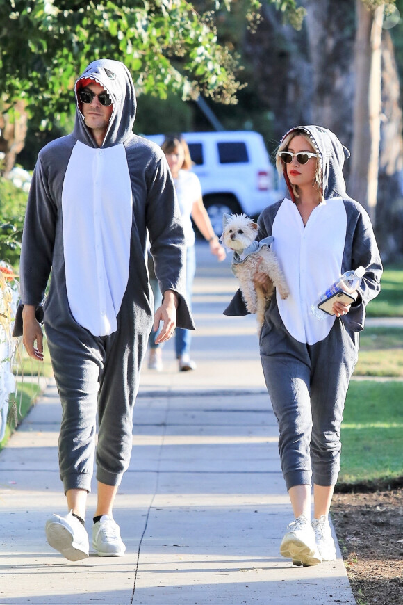Ashley Tisdale, son mari Christopher French et leur petit chien Maui, déguisés en requin, arrivent à une fête d'Halloween à Los Angeles, le 31 octobre 2018. 
