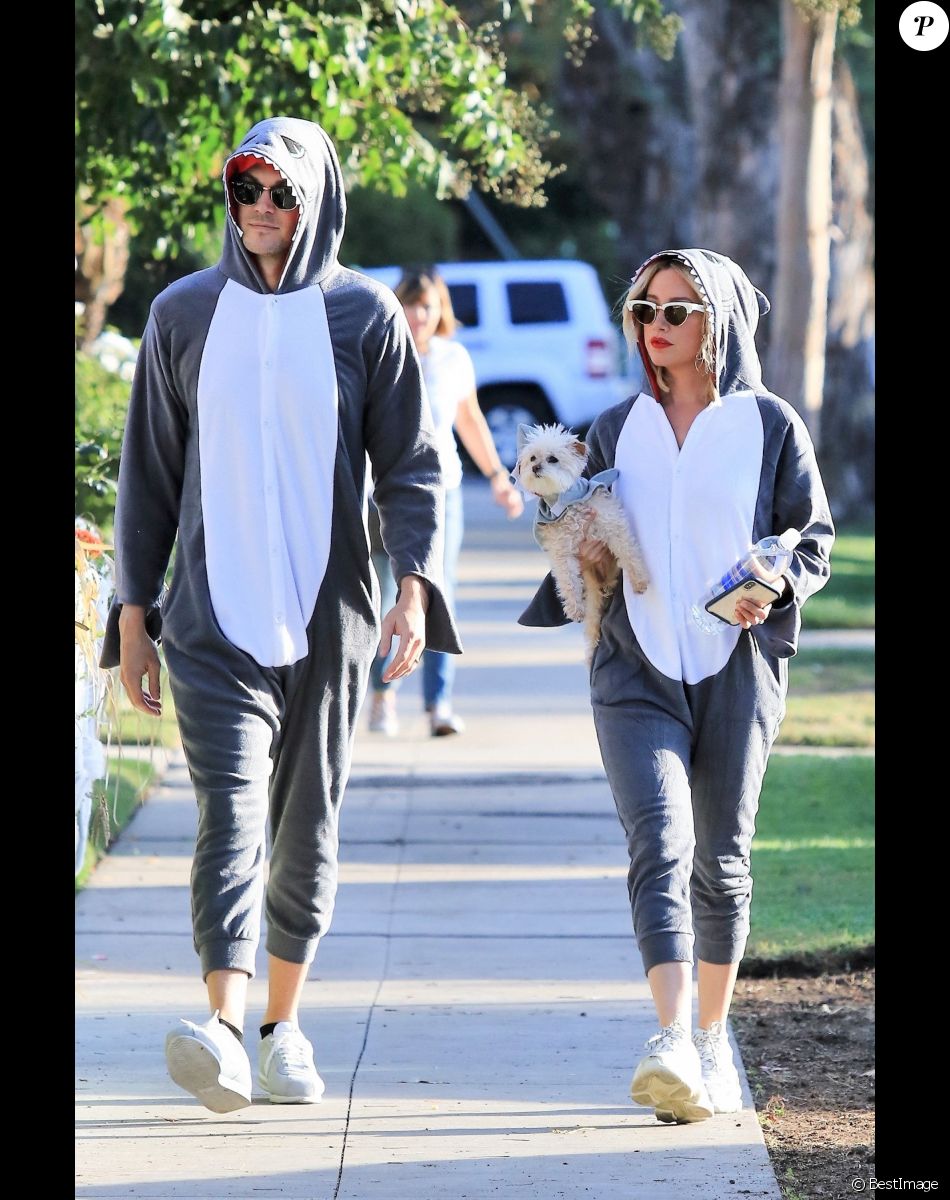 Ashley Tisdale, son mari Christopher French et leur petit chien Maui, déguisés en requin, arrivent à une fête d'Halloween à Los Angeles, le 31 octobre 2018.
