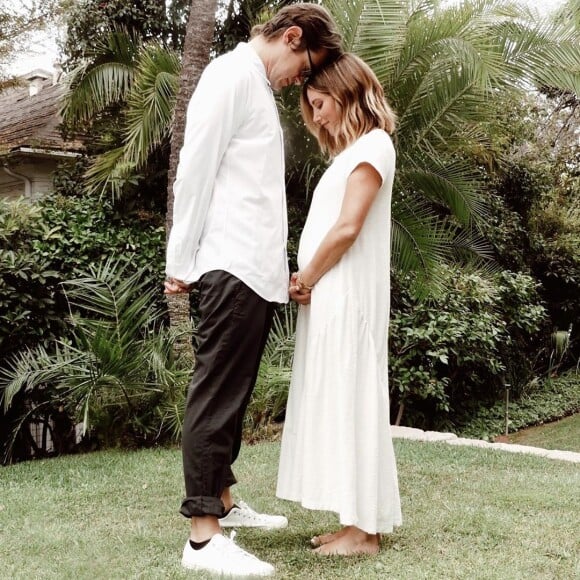 Ashley Tisdale, enceinte, a annoncé sa grossesse avec une photo postée sur Instagram.