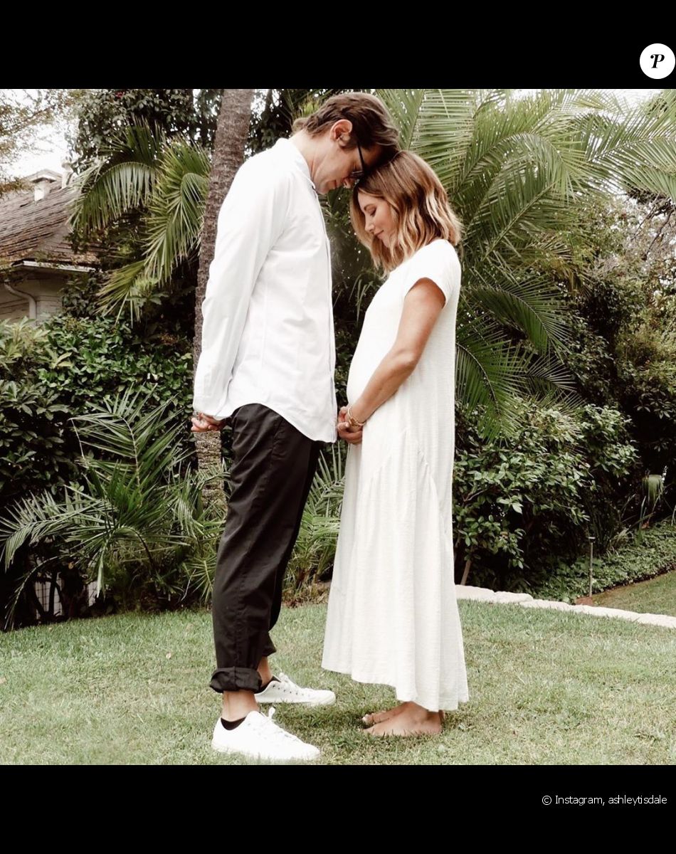 Ashley Tisdale, enceinte, a annoncé sa grossesse avec une photo postée sur Instagram.