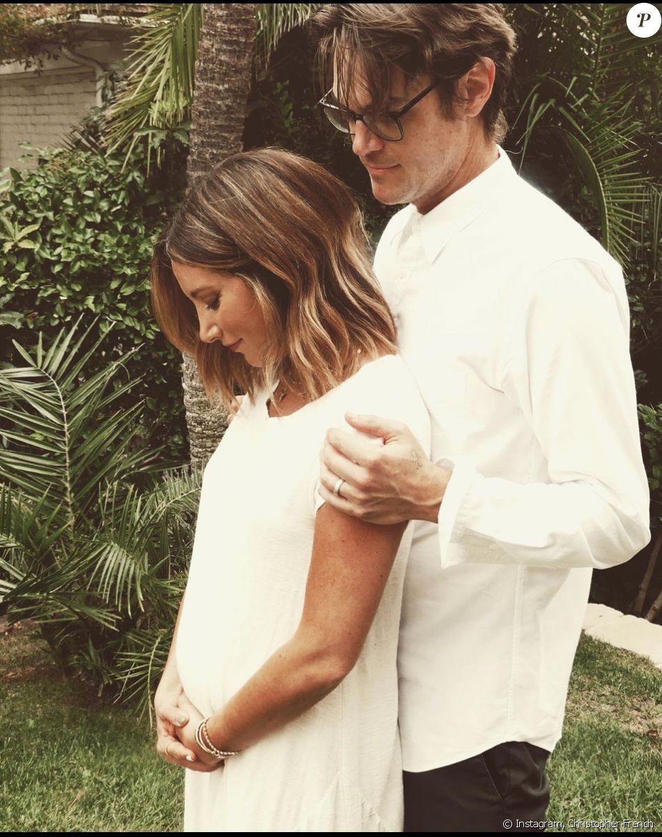 Ashley Tisdale, enceinte, et son mari Christopher French. Septembre 2020.