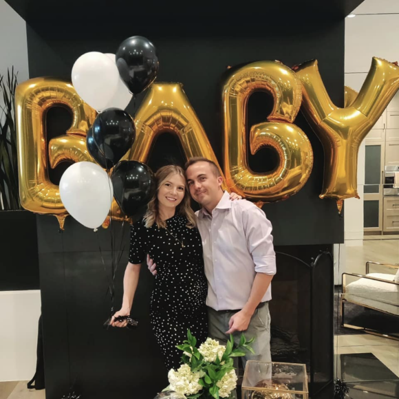 Frankie Muniz et son épouse Paige Muniz, enceinte, ont révélé le sexe de leur bébé. Octobre 2020.
