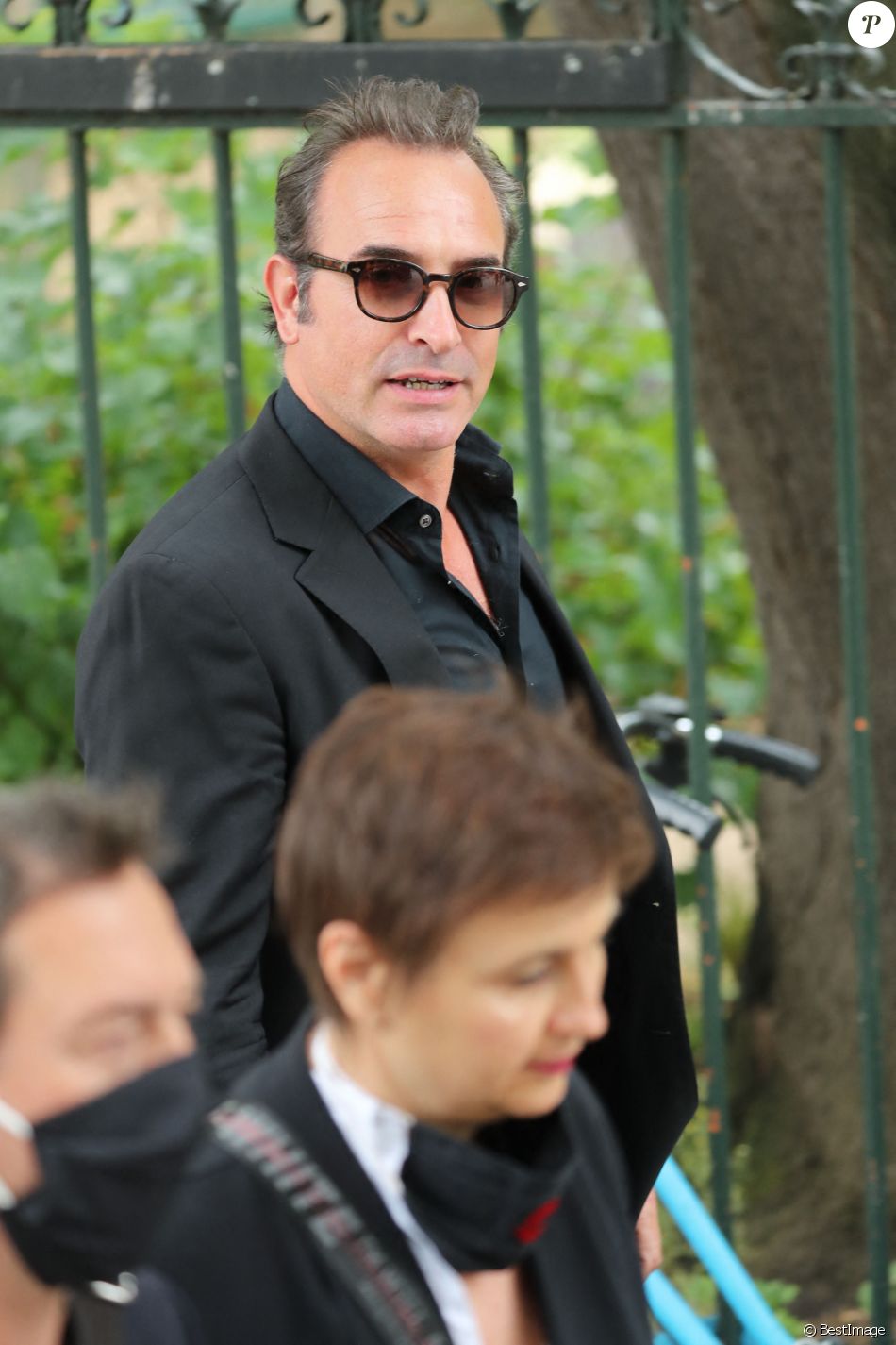 Jean Dujardin - Hommage à Guy Bedos en l'église de Saint-Germain-des-Prés à Paris le 4 juin 2020.