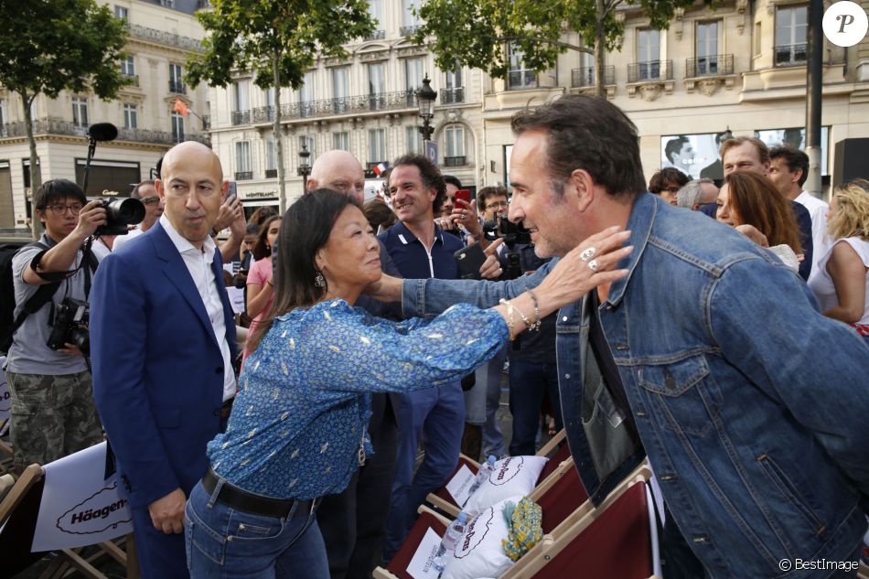 Jeanne d'Hauteserre, Jean Dujardin - Projection du film "OSS 177: Le Caire Nid d'Espions" sur l'avenue des Champs-Elysées à Paris. Le 7 juillet 2019. © Stephen Caillet/Panoramic/Bestimage