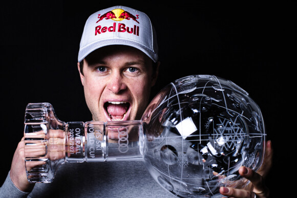 Le français Alexis Pinturault vainqueur de Coupe du monde de ski alpin pose avec son globe de cristal, à Paris, France, le 23 mars 2021. © Federico Pestellini/Panoramic/Bestimage