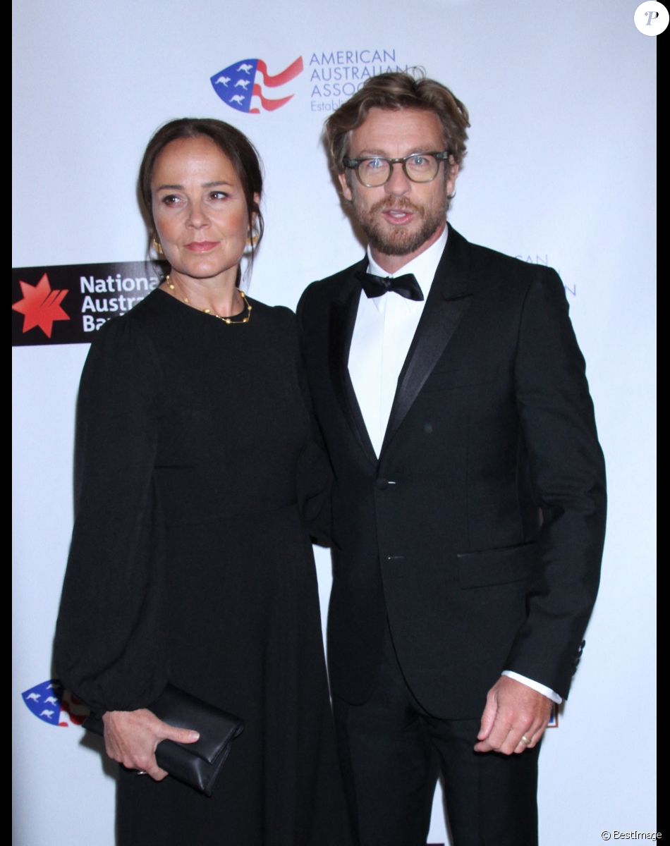 Simon Baker, ici photograhiée avec son ex-épouse Rebecca Rigg, vient "d'officialiser" sa nouvelle relation... sur Facebook !