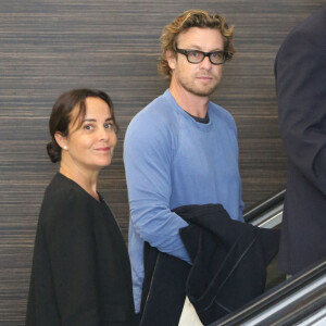 Simon Baker et son ex-femme Rebecca Rigg à l'aéroport de Los Angeles, le 2 février 2015.