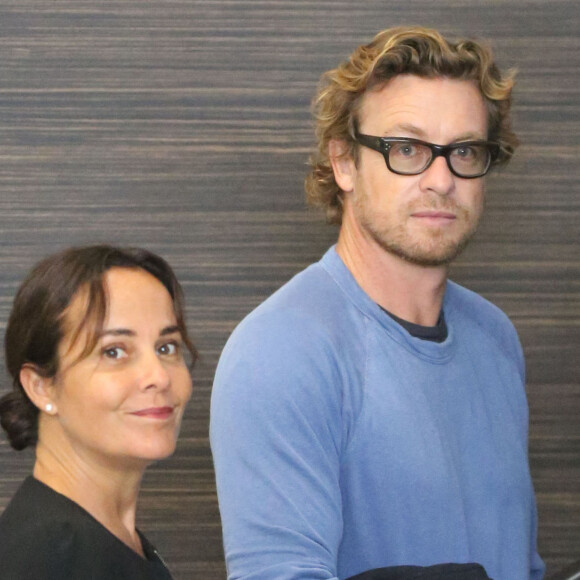 Simon Baker et son ex-femme Rebecca Rigg à l'aéroport de Los Angeles, le 2 février 2015.