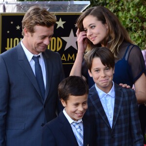 Simon Baker et ses trois enfants Stella, Harry et Claude à Los Angeles, le 14 février 2013.