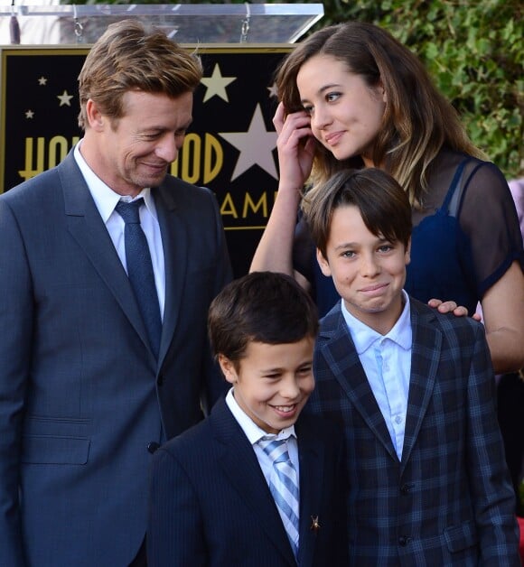 Simon Baker et ses trois enfants Stella, Harry et Claude à Los Angeles, le 14 février 2013.