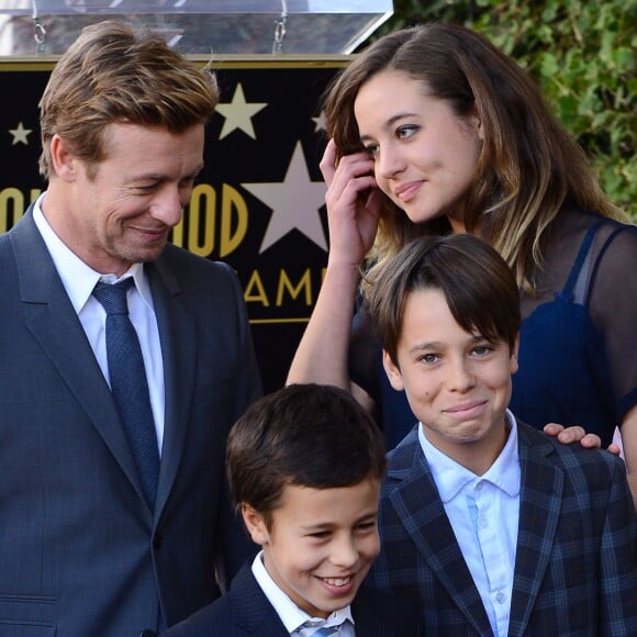 Simon Baker et ses trois enfants Stella, Harry et Claude à Los Angeles, le 14 février 2013.