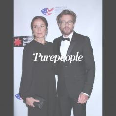 Simon Baker en couple après le divorce : officialisation avec sa compagne, Laura May Gibbs