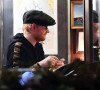 Exclusif - Ed Sheeran savoure un verre de vin rouge dans un célèbre restaurant à Venise, le 3 janvier 2020.