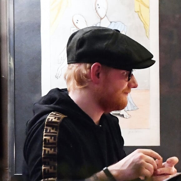 Exclusif - Ed Sheeran savoure un verre de vin rouge dans un célèbre restaurant à Venise, le 3 janvier 2020.