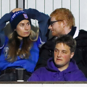 Ed Sheeran et sa femme Cherry Seaborn assistent à un match de foot à Ipswich, opposant l'équipe locale à celle des Wycombe Wanderers, le 26 novembre 2019. Le chanteur est un fervent supporter du club d'Ipswich.
