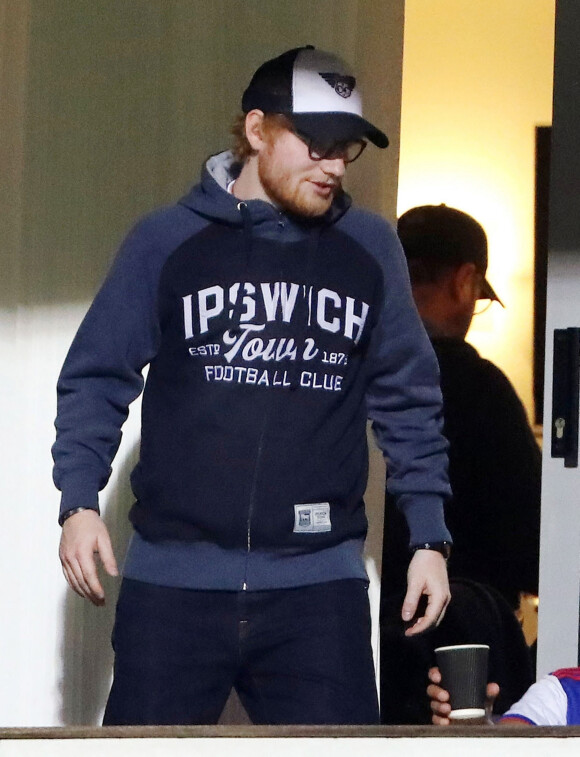 Ed Sheeran encourage l'équipe d'Ipswich Town lors d'un match de football contre celle de Tottenham à Ipswich, le 3 septembre 2019. Le chanteur en a profité pour faire des selfies avec un de ses fans dans les tribunes. Merci de flouter le visage des enfants avant publication.